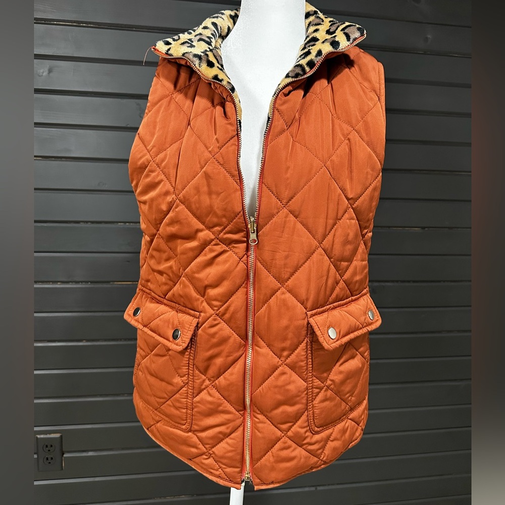 Reversible vest rust color quilted stitching two patch pockets leopard faux fur